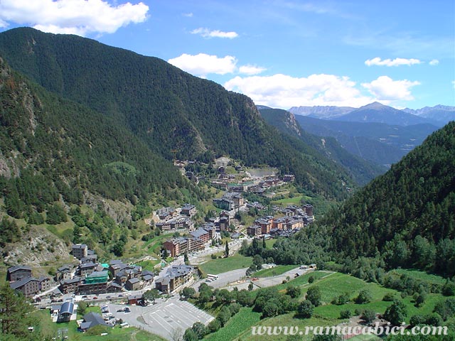 Vistas sobre el pueblo de Arinsal