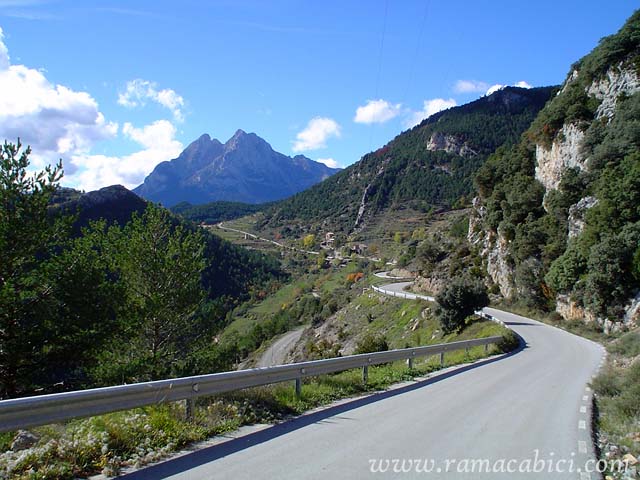 Gisclareny con las ltimas rampas del Coll de la Bena y el Pedraforca al fondo