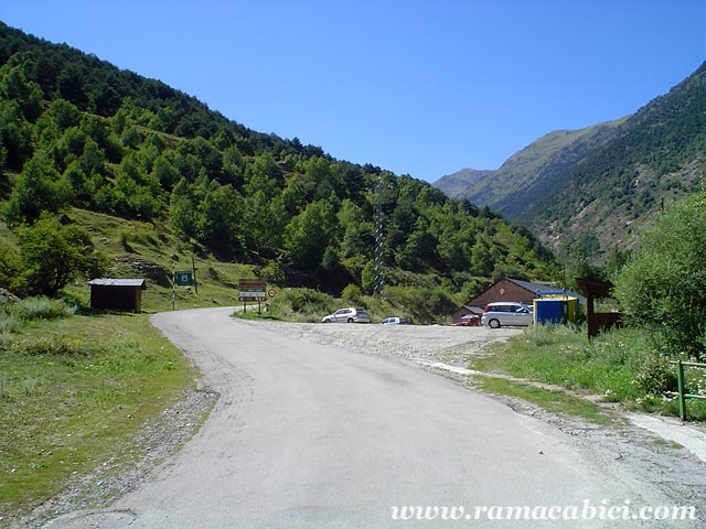 Pista asfaltada hacia St. Maurici