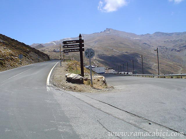 Cruce hacia Pradollano con el Albergue ya al fondo